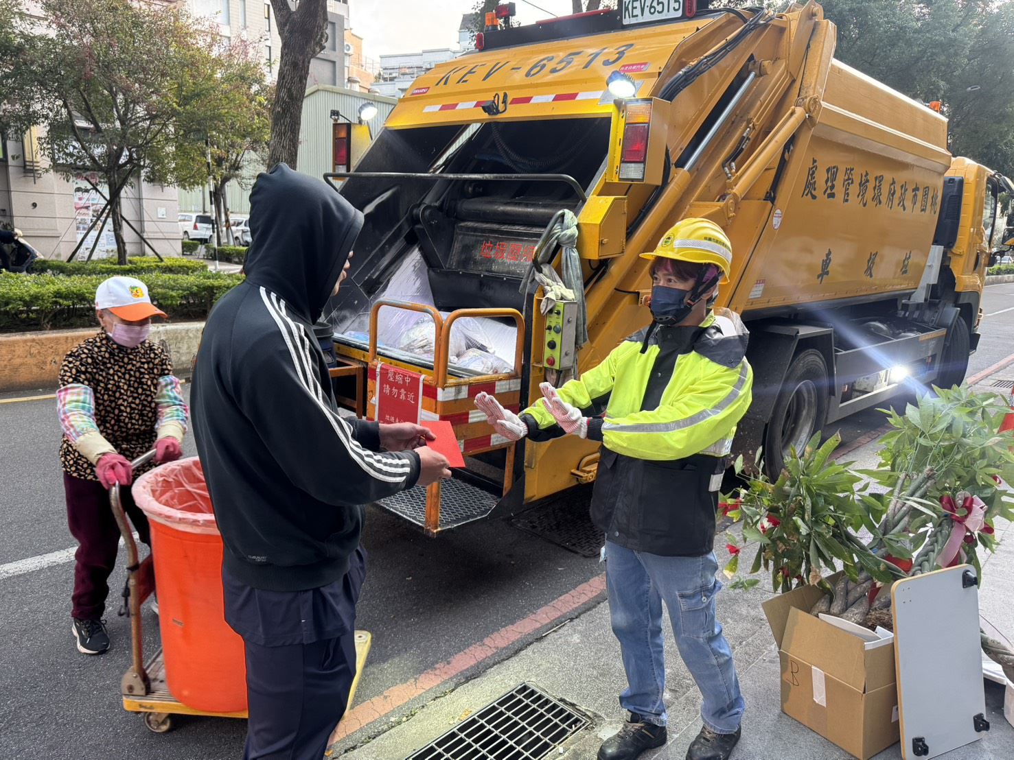 桃園清潔隊馬年開工收運　婉拒紅包轉捐公益 累計逾21萬元.jpg